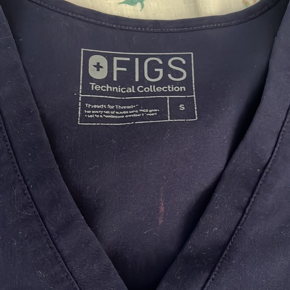 FIGS Casma™ Three-Pocket Navy Small Scrub Top - Picture 2 of 5